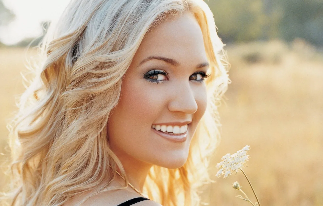 Фото обои взгляд, улыбка, зубы, блондинка, певица, Carrie Underwood, country, Кэрри Андервуд