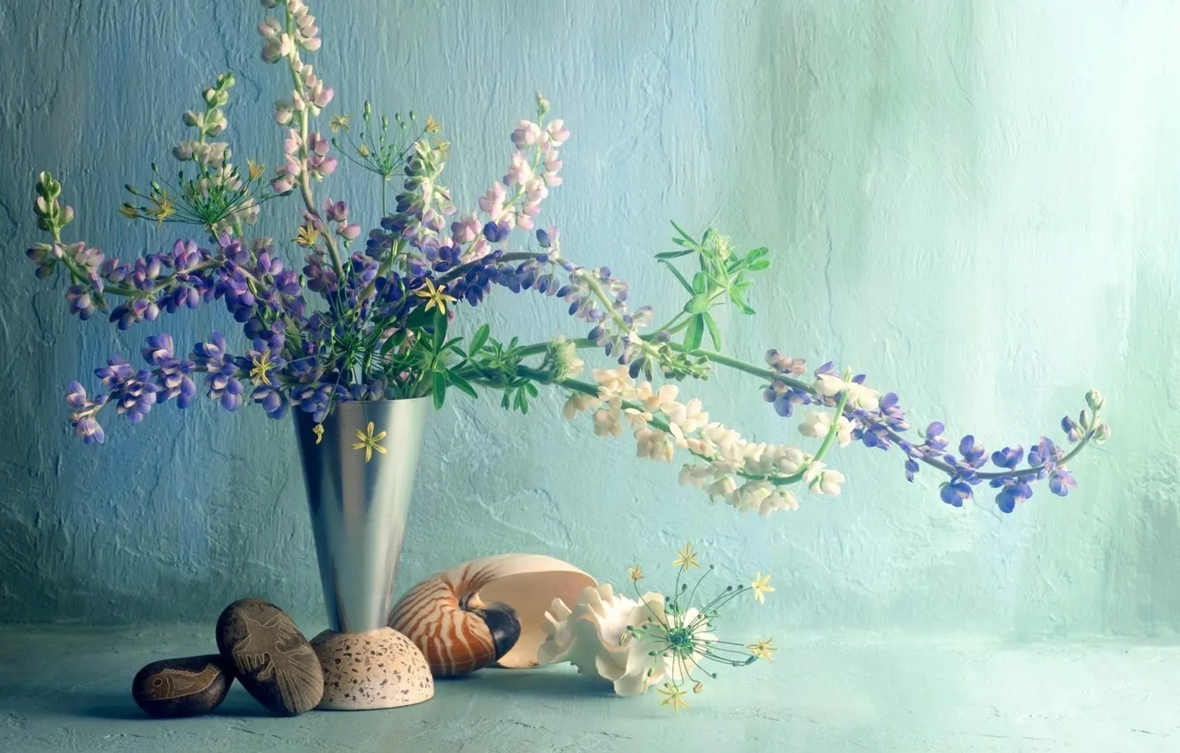 Фото обои галька, стена, Цветы, букет, ваза, ракушки