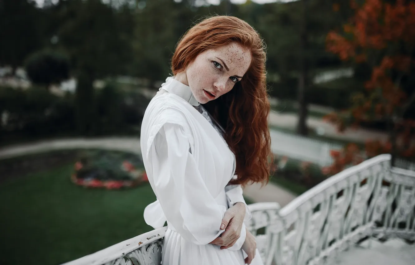 Фото обои осень, взгляд, девушка, настроение, белое, модель, портрет, платье