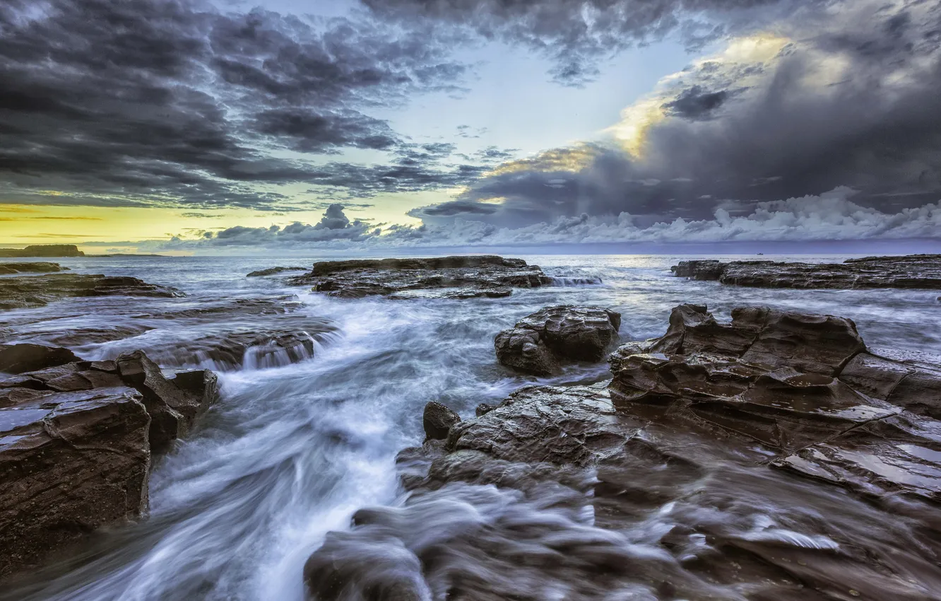 Фото обои море, облака, закат, тучи, камни, берег