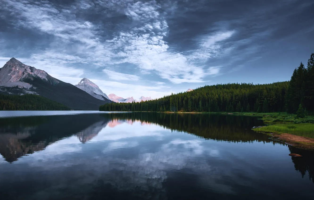 Фото обои лес, небо, облака, горы, озеро, отражение, синева, берег