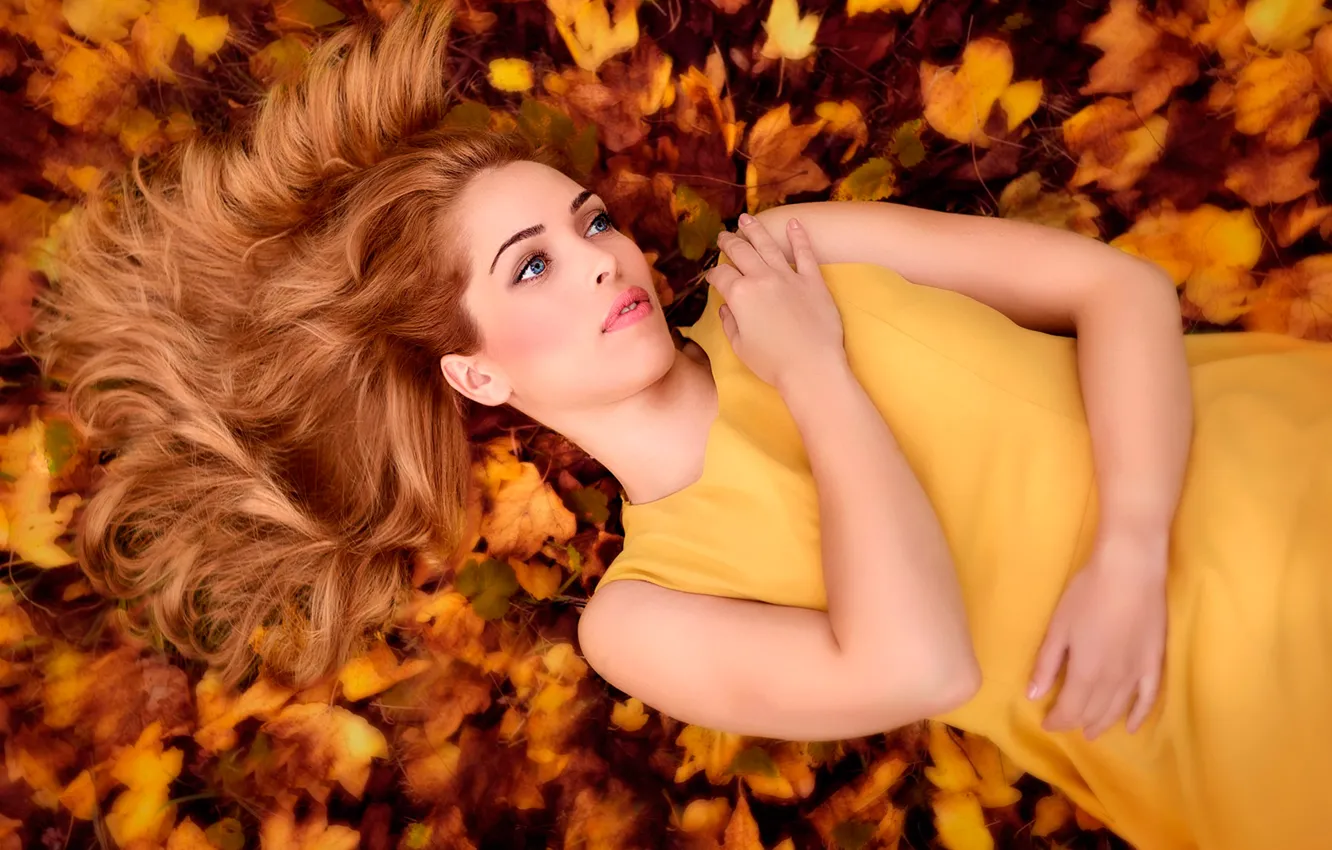 Фото обои осень, листья, портрет, рыжеволосая, в жёлтом