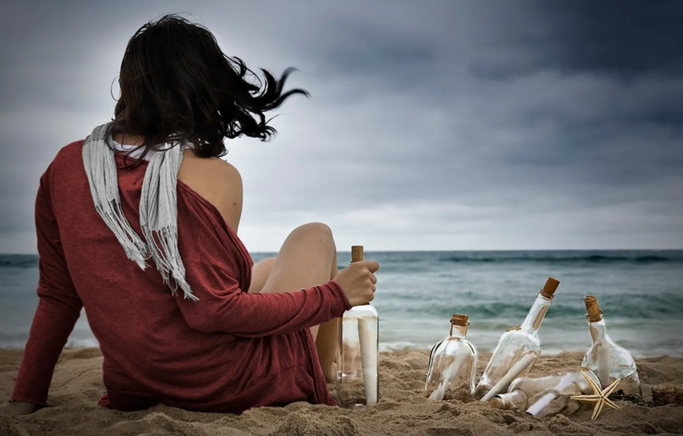 Фото обои песок, море, пляж, девушка, ветер, берег, шарф, брюнетка