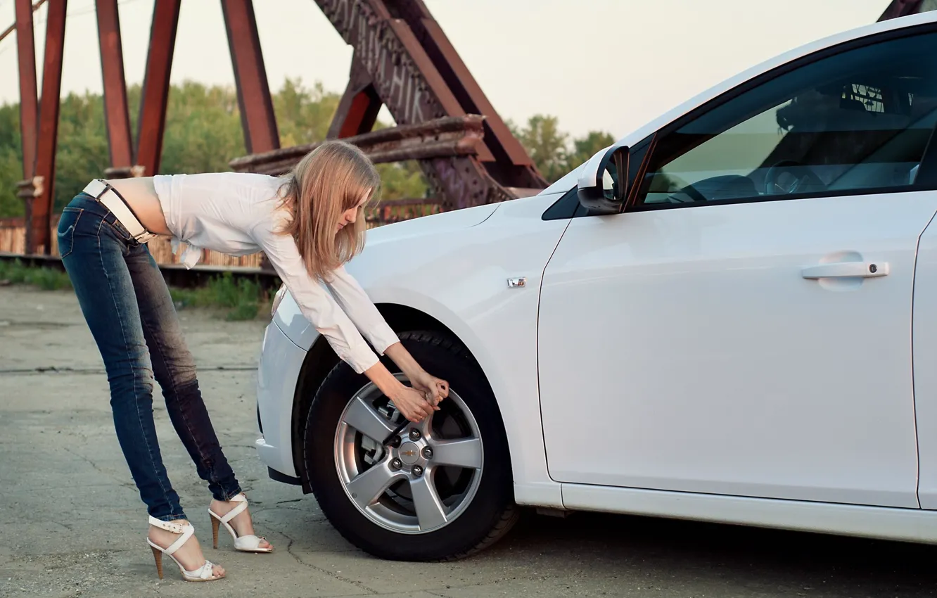 Фото обои девушка, мост, Девушки, Chevrolet, ключ, белый авто, откручивает колесо