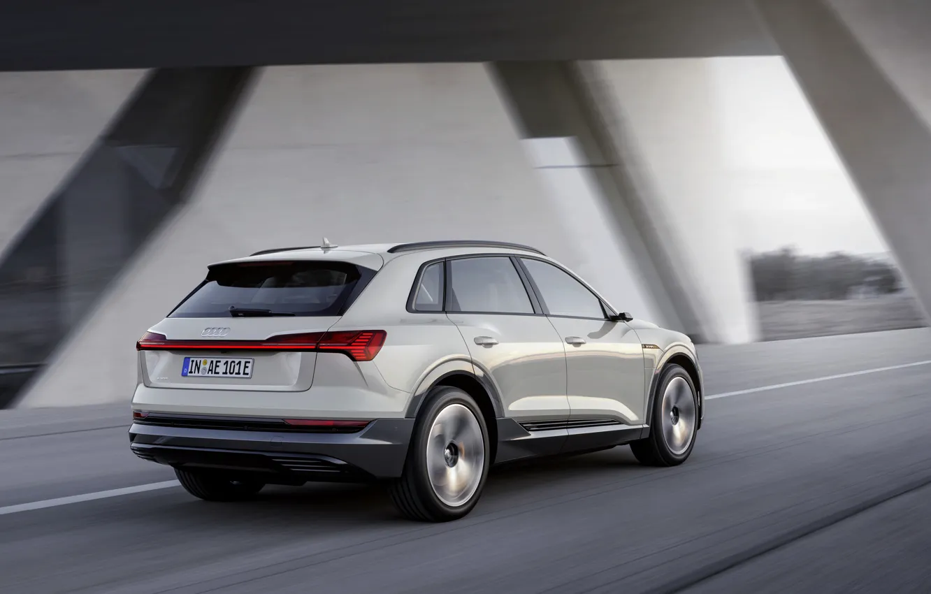 Фото обои серый, движение, Audi, вид сзади, E-Tron, 2019