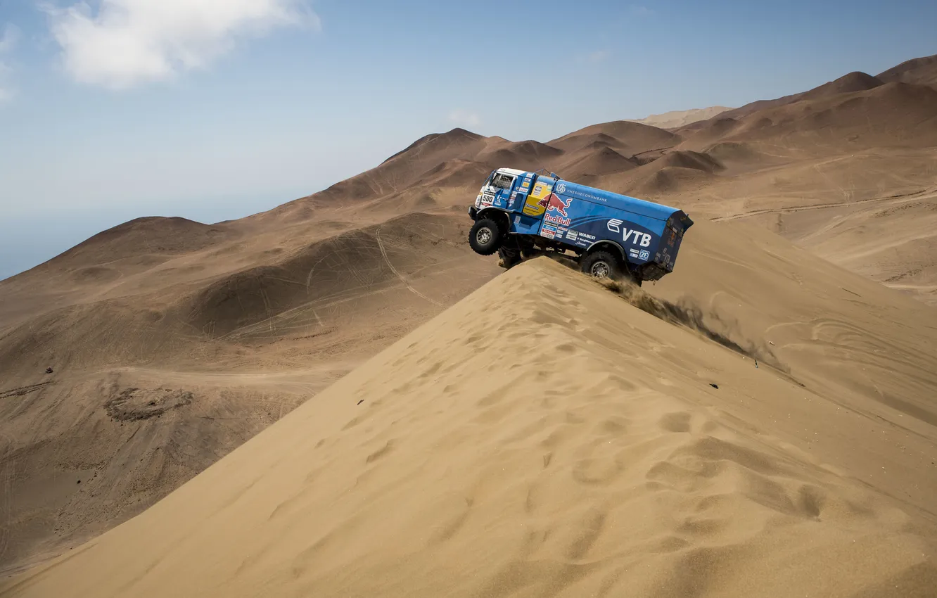 Фото обои песок, небо, пустыня, подъем, скорость, пыль, даль, грузовик