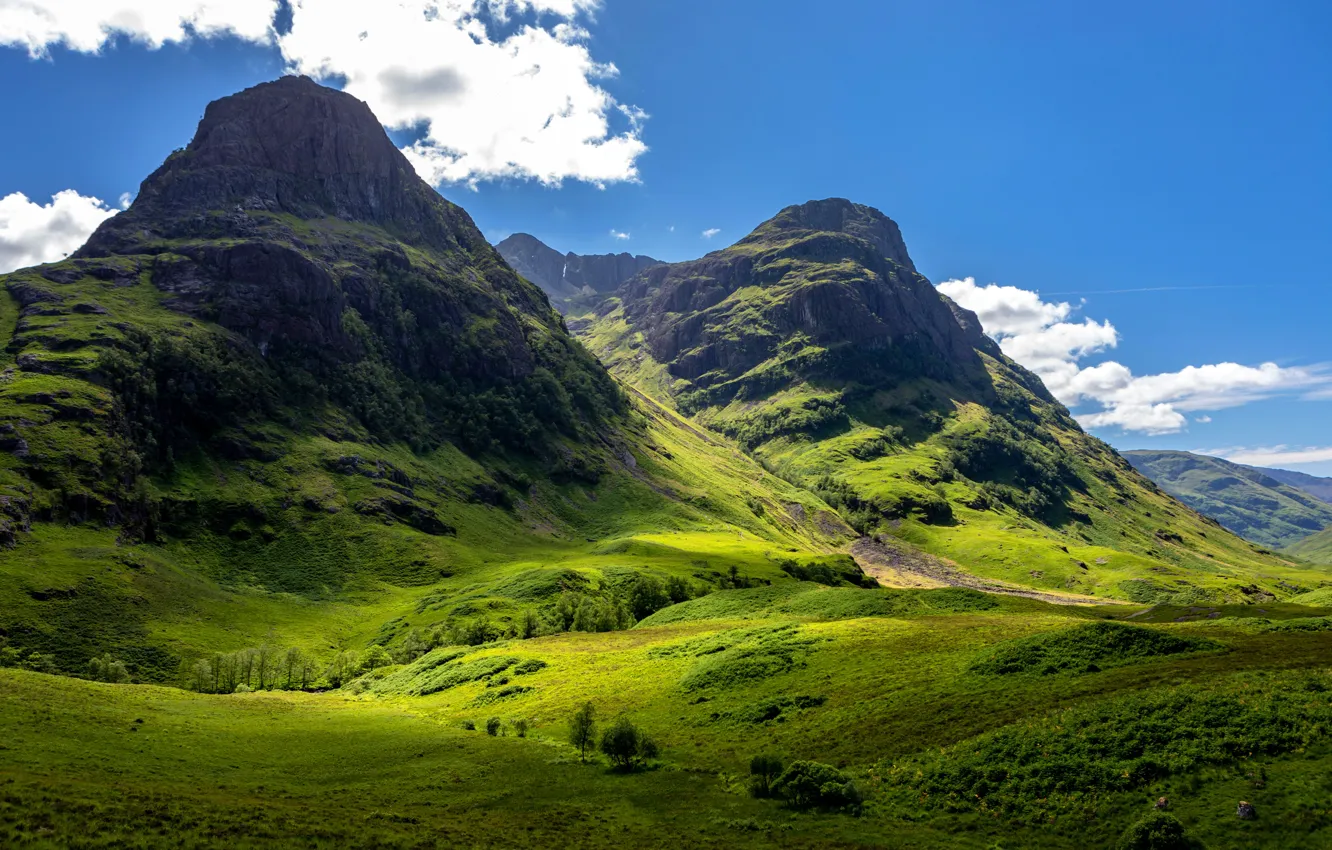 Фото обои зелень, небо, солнце, облака, горы, скалы, долина, Шотландия