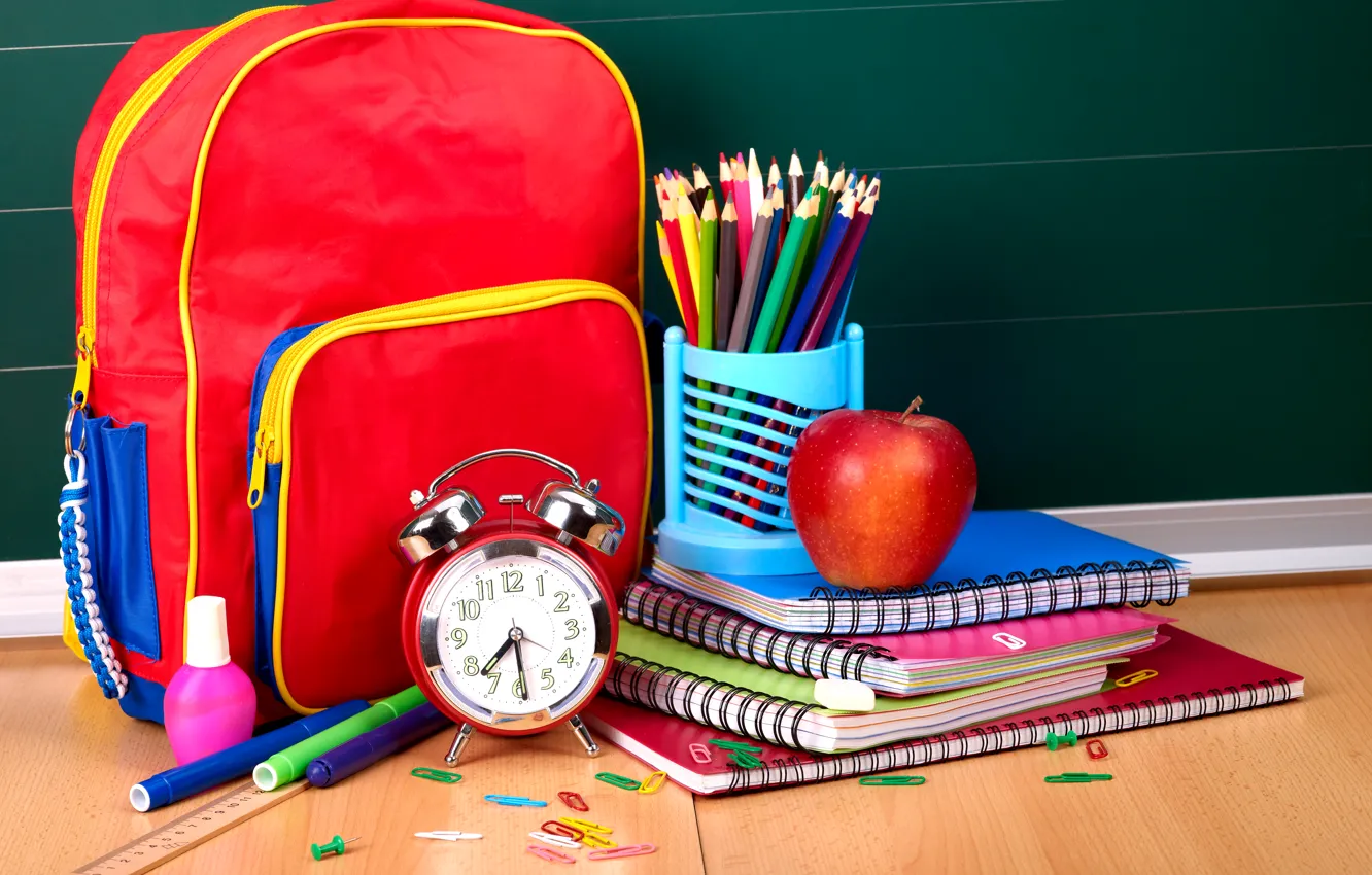 Фото обои яблоко, карандаши, будильник, сумка, тетради, линейка, ранец, скрепки