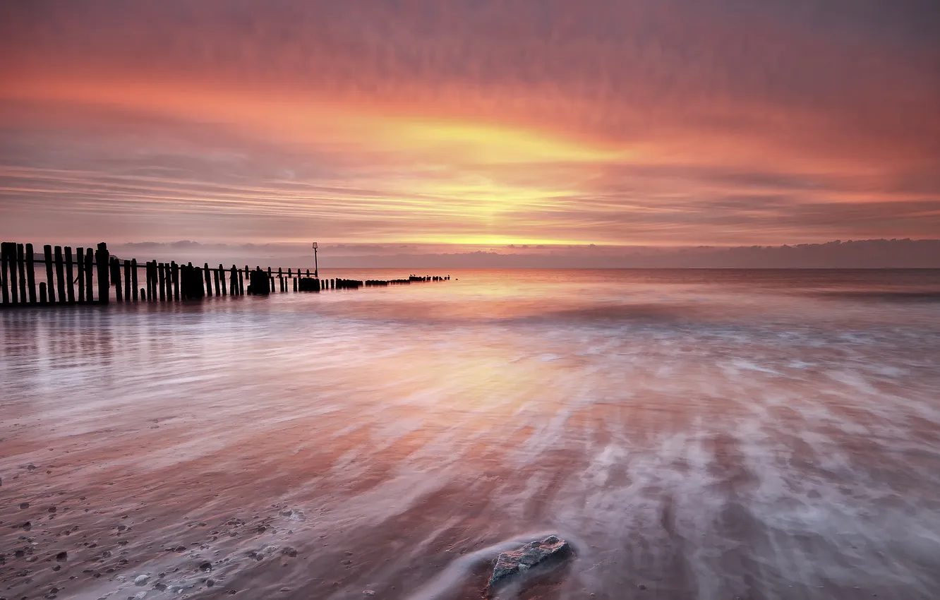 Фото обои море, пляж, небо, камень, красный закат