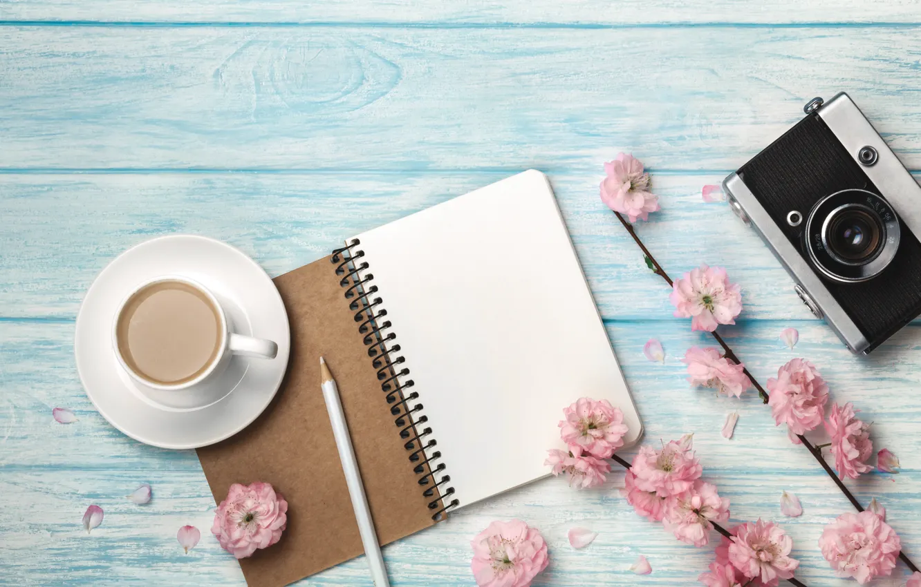 Фото обои цветы, кофе, фотоаппарат, чашка, блокнот, карандаш