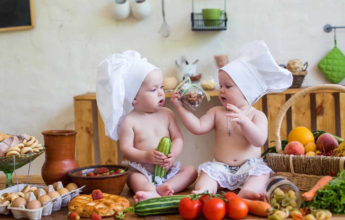 Фото обои дети, стол, корзина, клубника, кухня, маленькие, повар, овощи