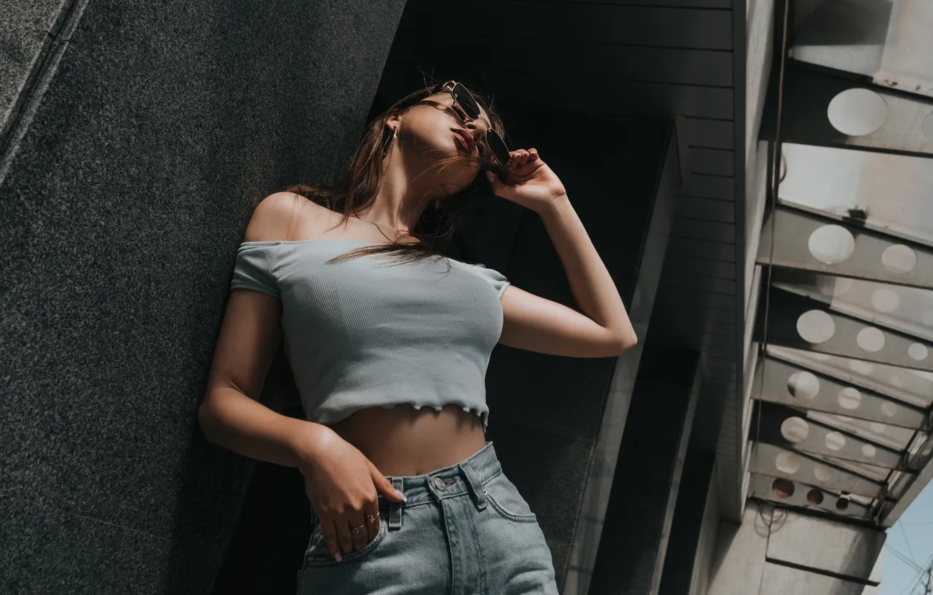 Фото обои девушка, model, jeans, brunette, red lipstick, women with glasses, Maks Miron, women with shades