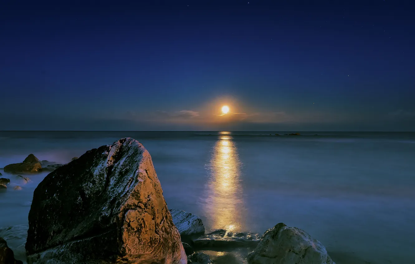 Фото обои море, звезды, ночь, камни, луна, лунная дорожка, Адриатика
