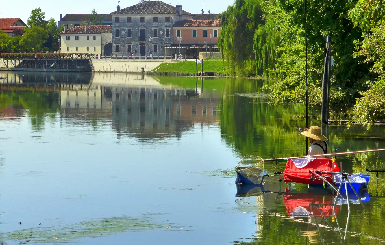 Фото обои город, река, рыбак, Italy, Province of Treviso