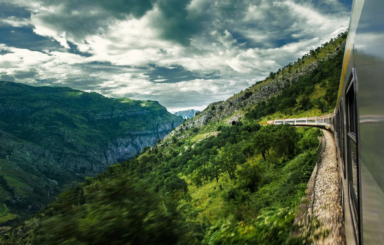 Фото обои пейзаж, горы, тучи, природа, поезд, склон, Черногория