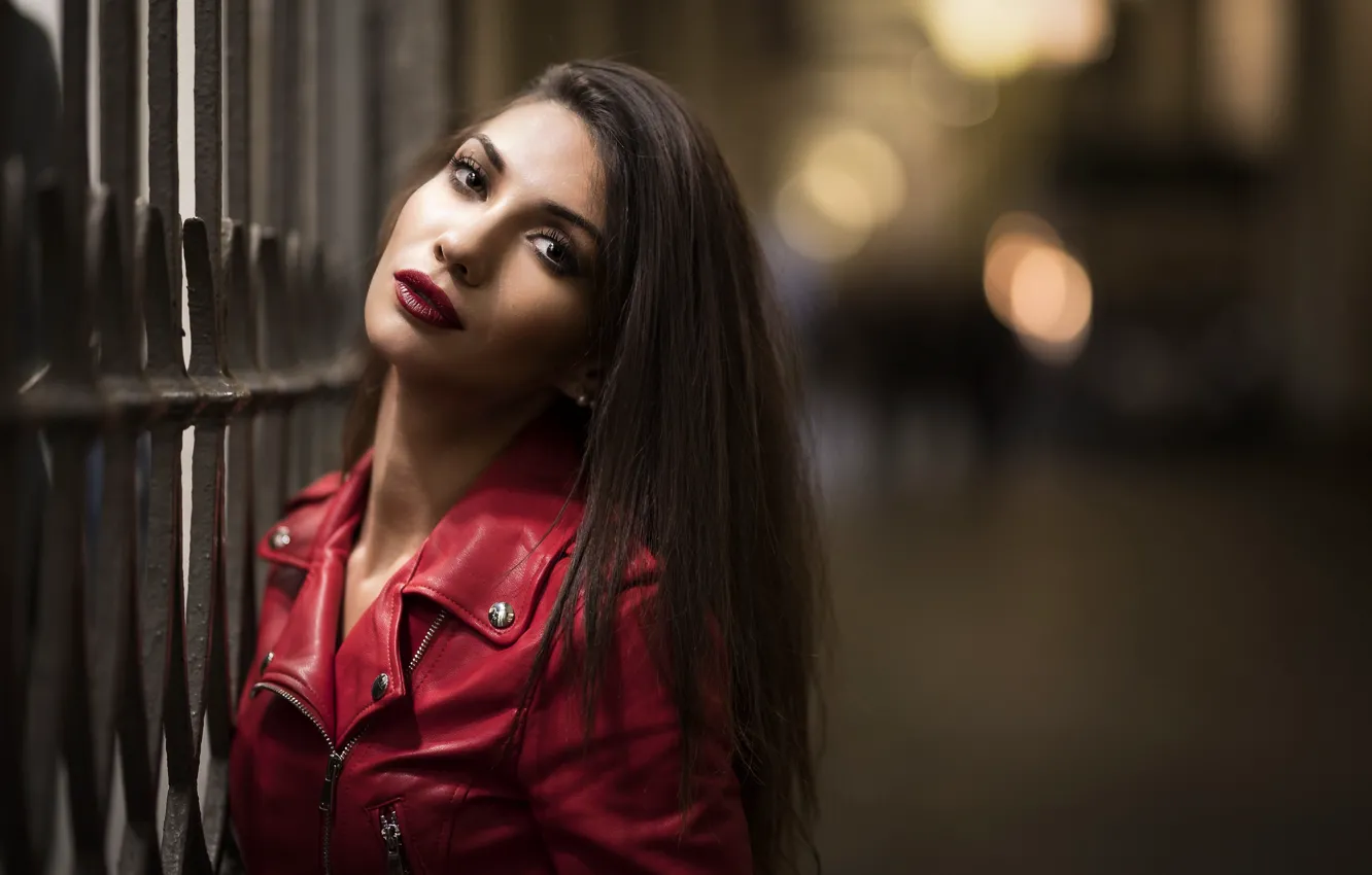 Куртка помада. Daniela-model-litso-pomada-Kurtka-kozhanaia-Krasnaia-Vzgli-1