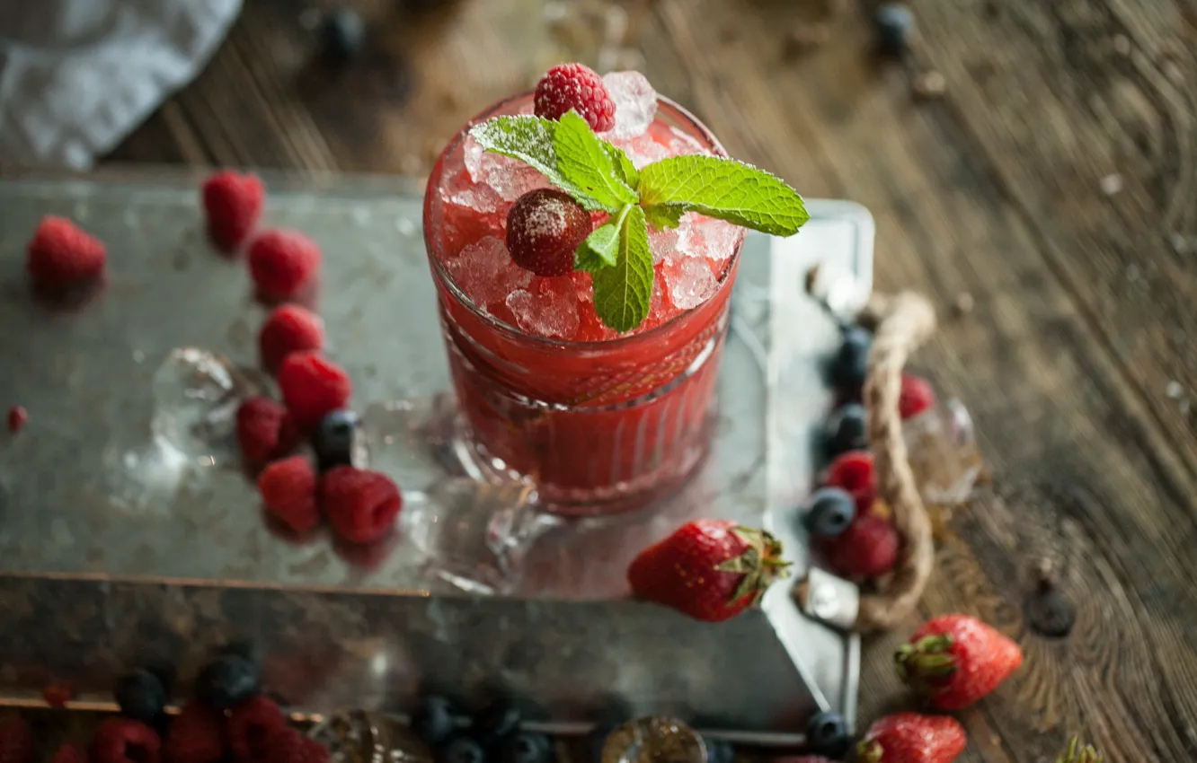 Фото обои стакан, ягоды, малина, лёд, черника, клубника, сок, напиток