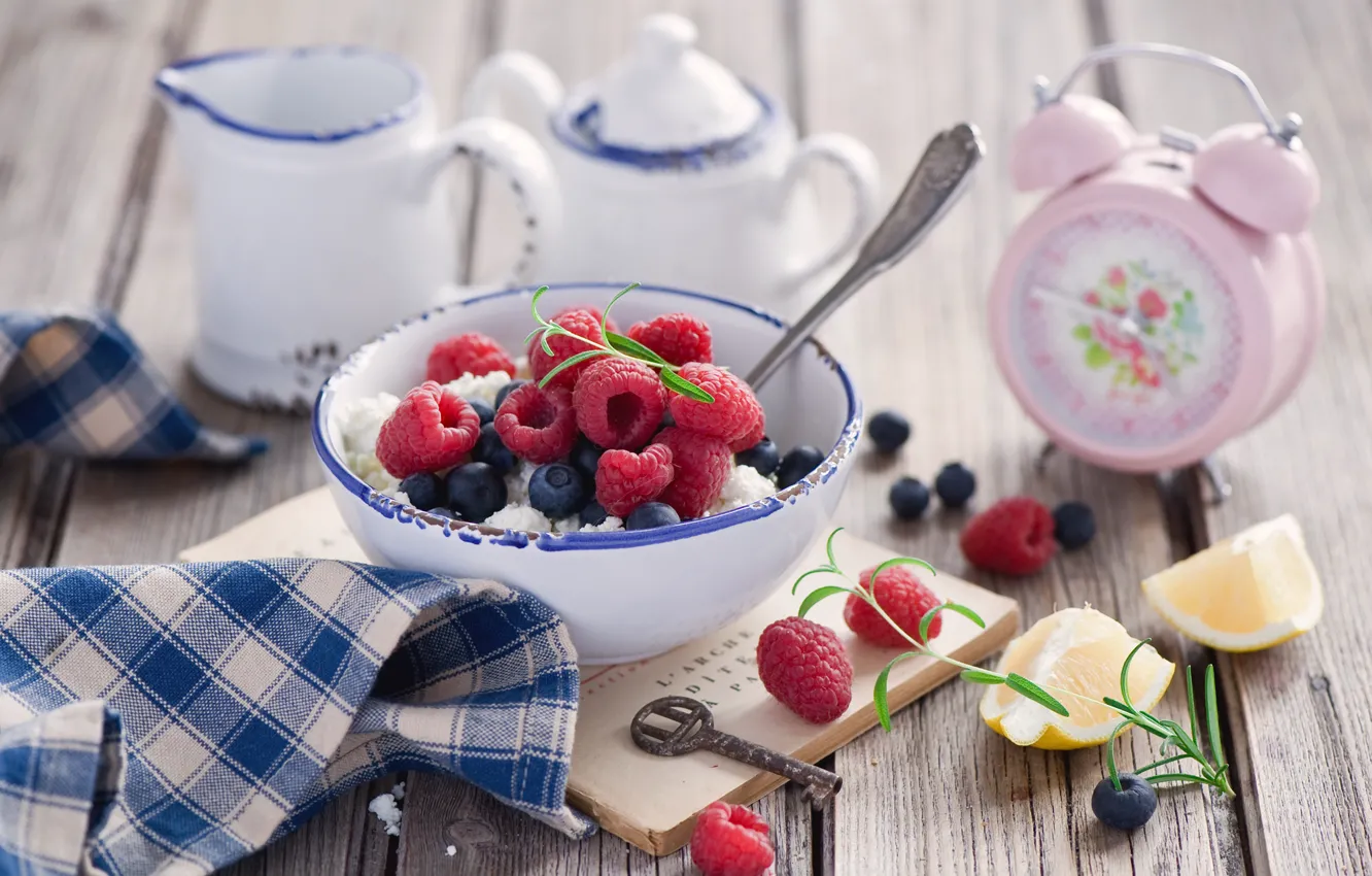 Фото обои ягоды, малина, ключ, черника, будильник, творог