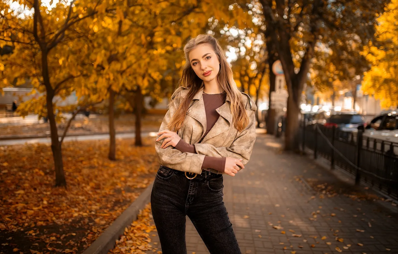 Фото обои осень, взгляд, деревья, джинсы, руки, куртка, девушка. поза, Дмитрий Шульгин