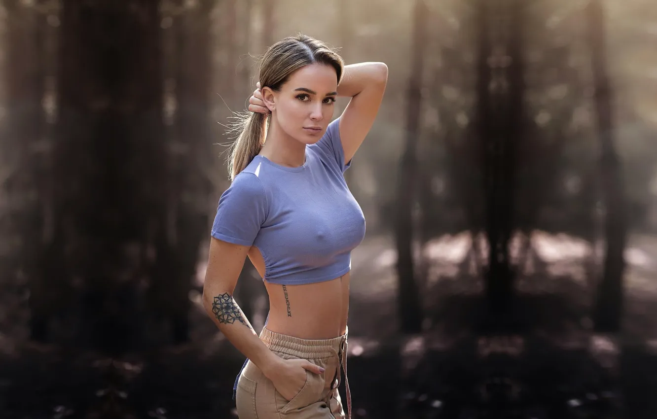 Фото обои girl, field, model, pretty, woods, face, brunette, pose