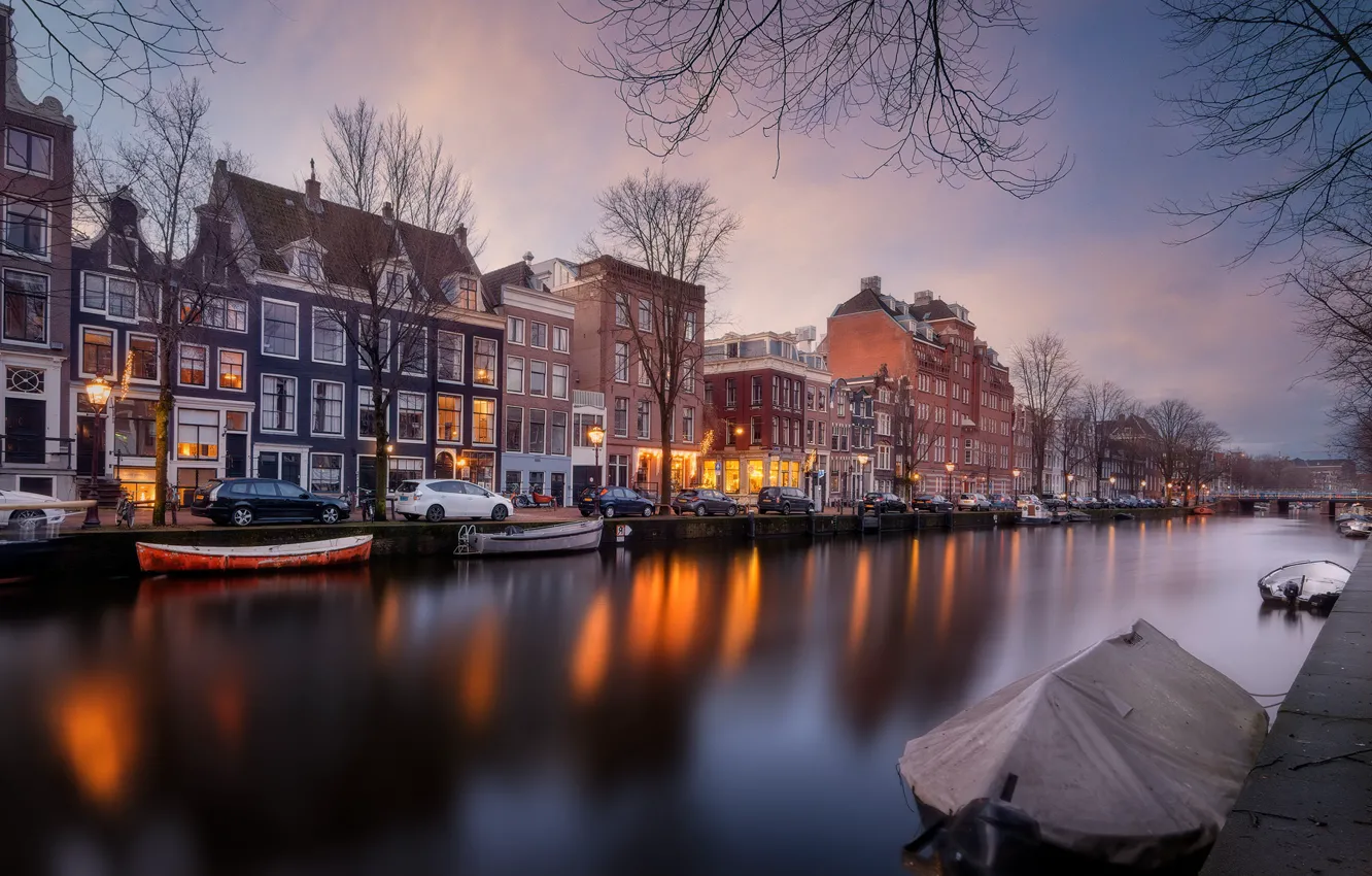 Фото обои город, здания, дома, лодки, вечер, Амстердам, канал, Нидерланды