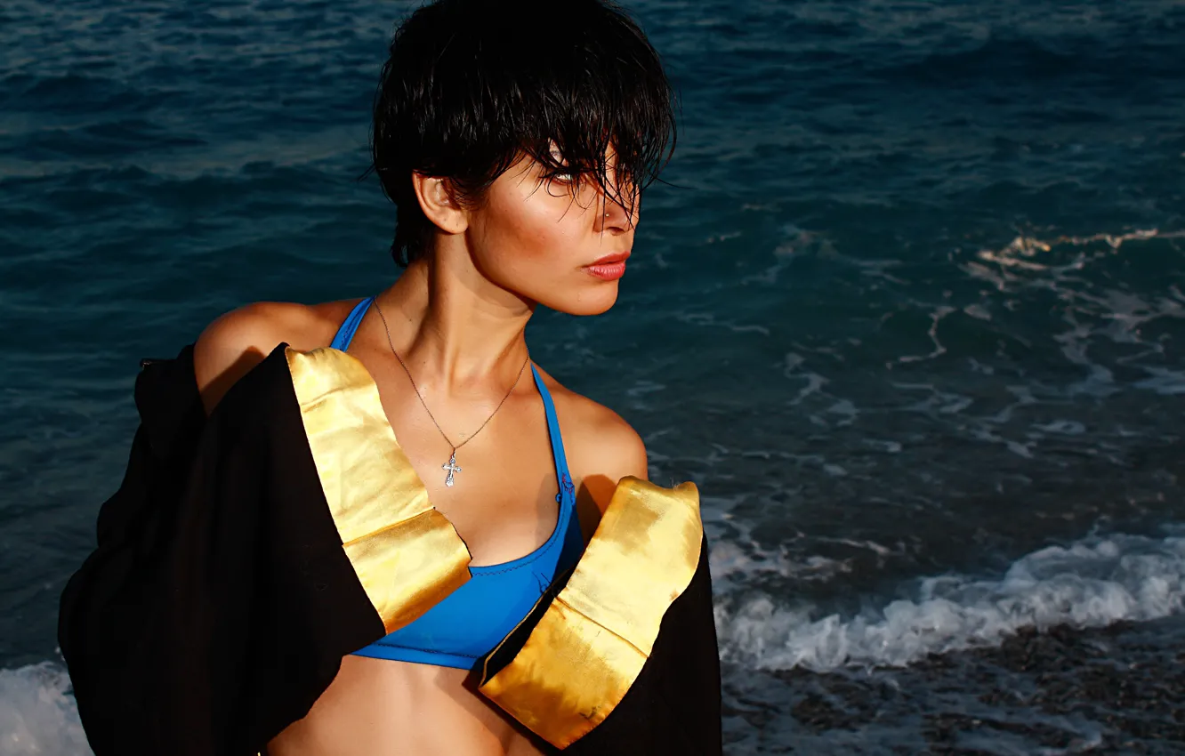 Фото обои море, взгляд, sea, look, короткая стрижка, blue top, красивая брюнетка, синий топ
