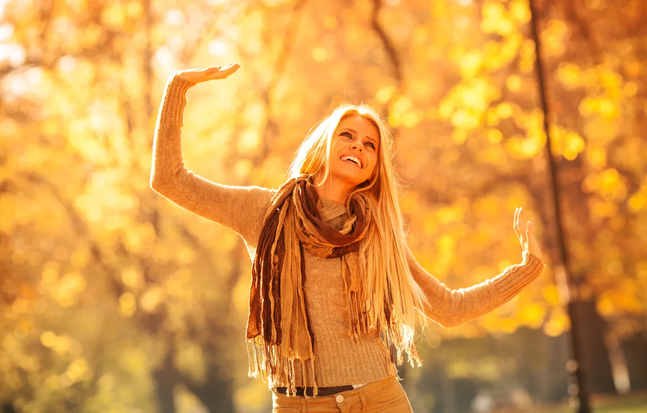 Фото обои осень, девушка, солнце, деревья, радость, поза, улыбка, парк