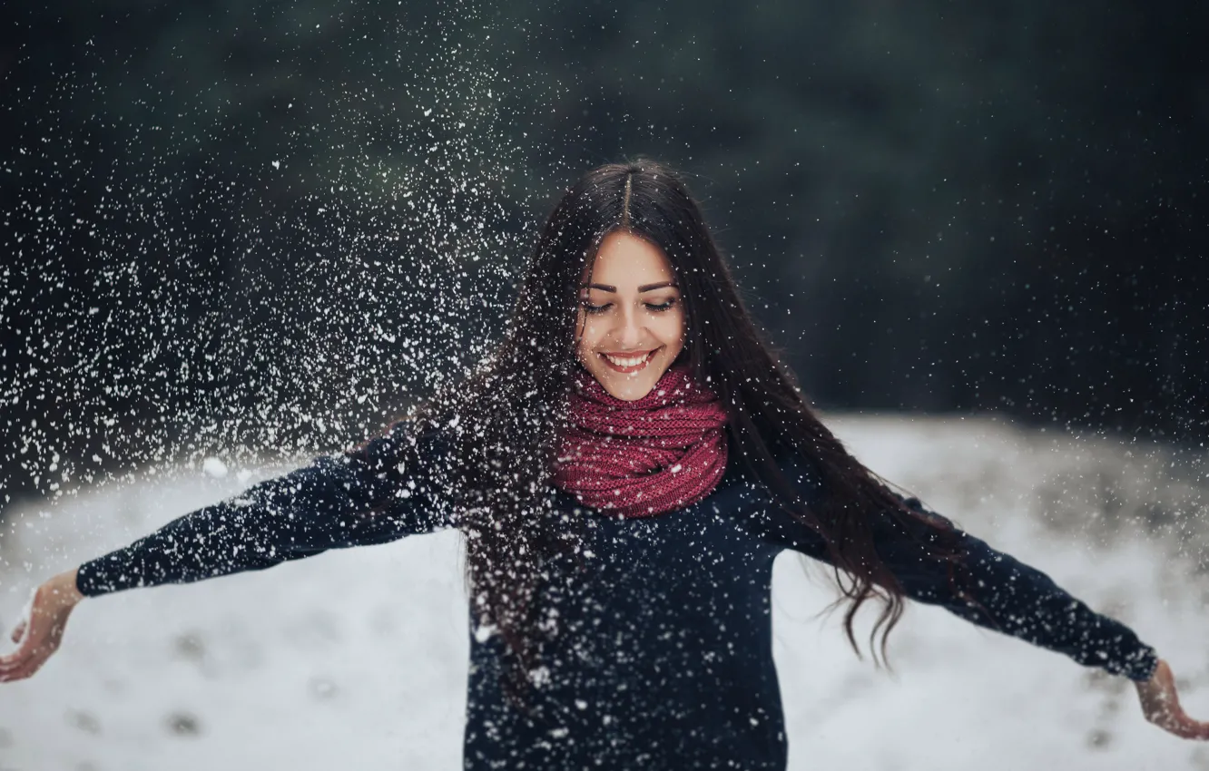 Фото обои девушка, снег, улыбка, Иван Сальников