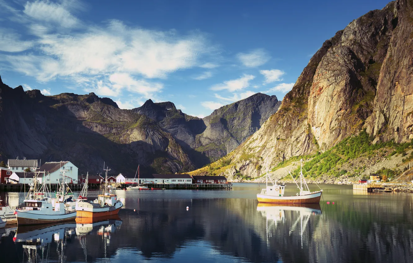 Фото обои небо, облака, горы, скалы, дома, бухта, лодки, Норвегия