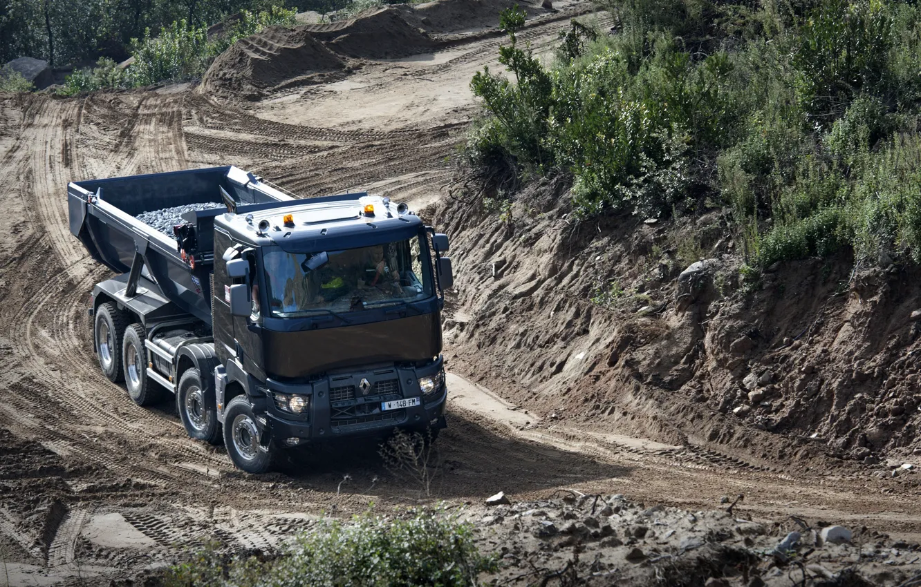 Фото обои следы, земля, Renault, кузов, порода, самосвал, четырёхосный, Renault Trucks