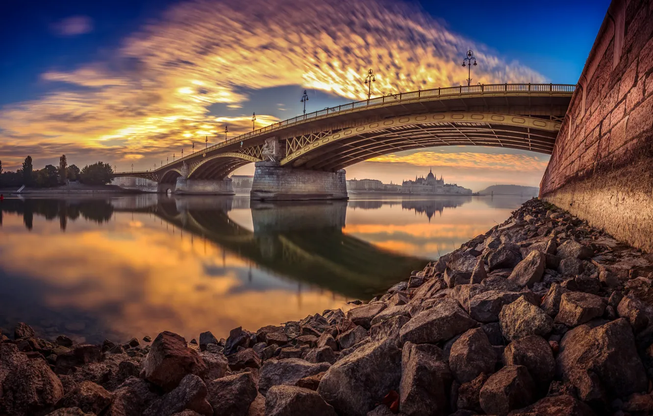 Фото обои мост, город, отражение, река, камни, рассвет, утро, Венгрия