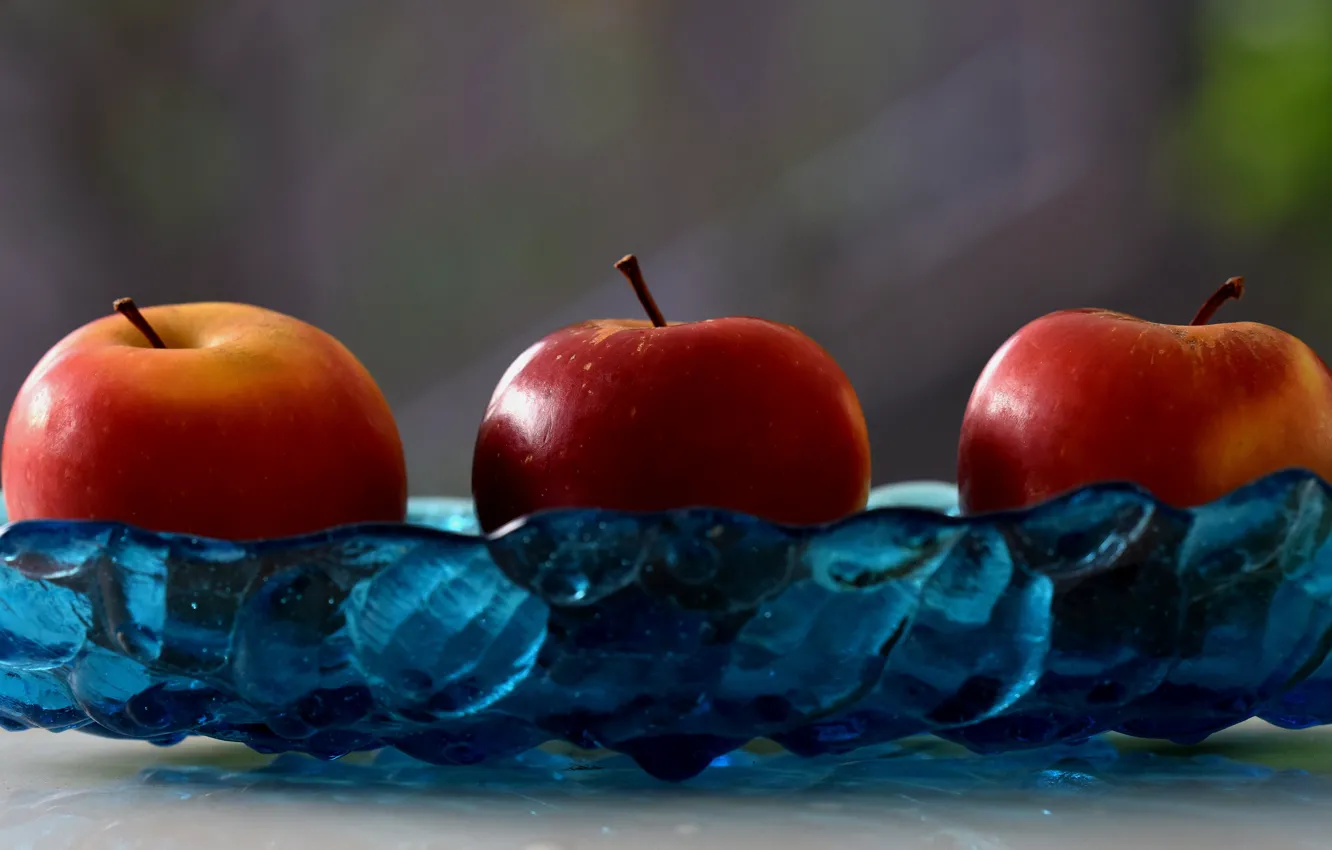 Фото обои стекло, фон, яблоки, еда, красные, три, фрукты, трио