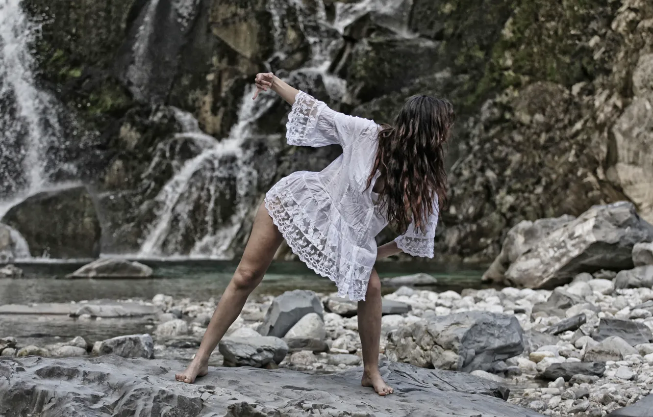 Фото обои девушка, камни, танец, горная река