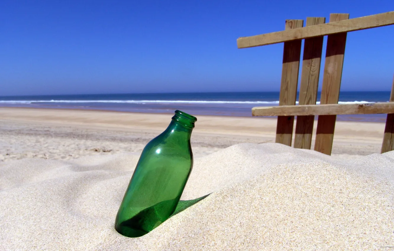 Фото обои песок, море, берег, бутылка