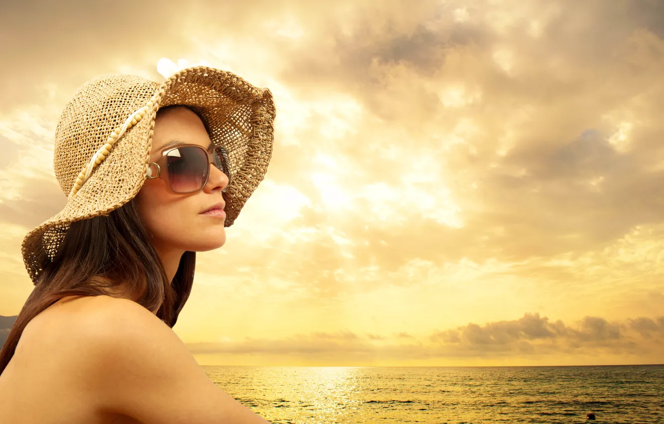 Фото обои море, небо, вода, девушка, шляпа, очки, шатенка