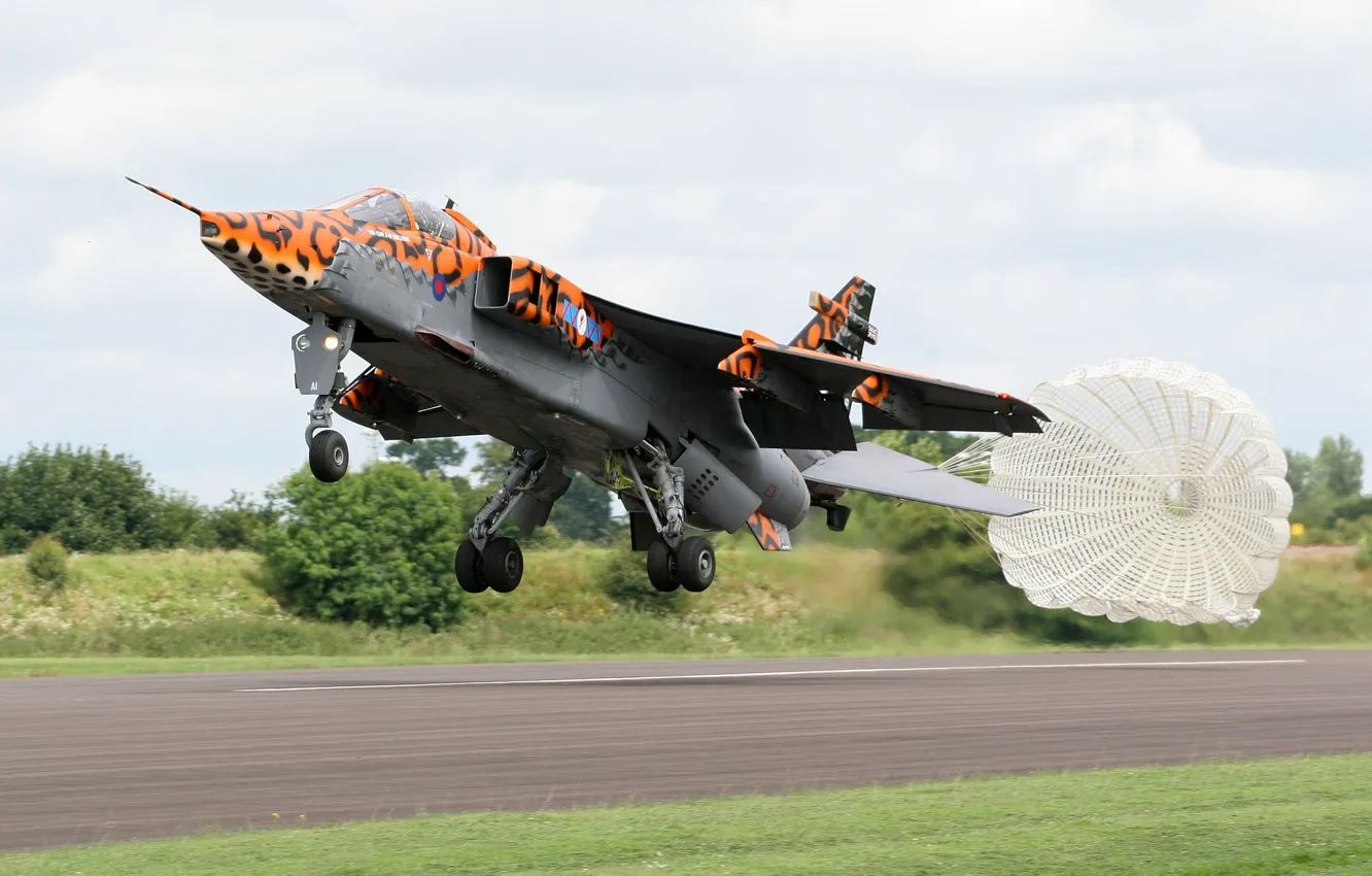 Фото обои Jaguar, Посадка, Истребитель-бомбардировщик, Парашют, RAF, ВПП, Шасси, Sepecat Jaguar