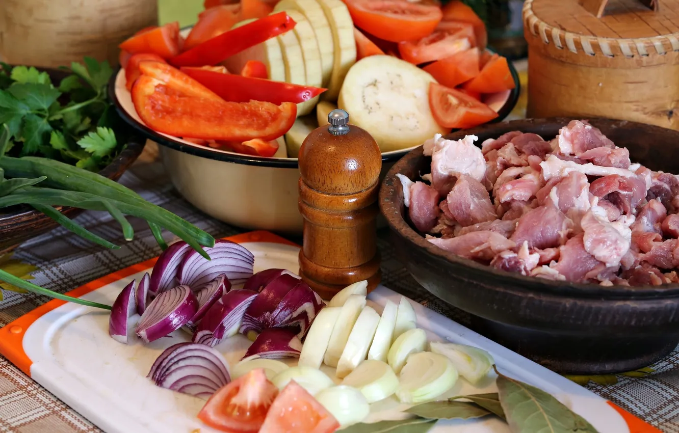 Фото обои зелень, лук, мясо, перец, овощи, помидоры, кабачки
