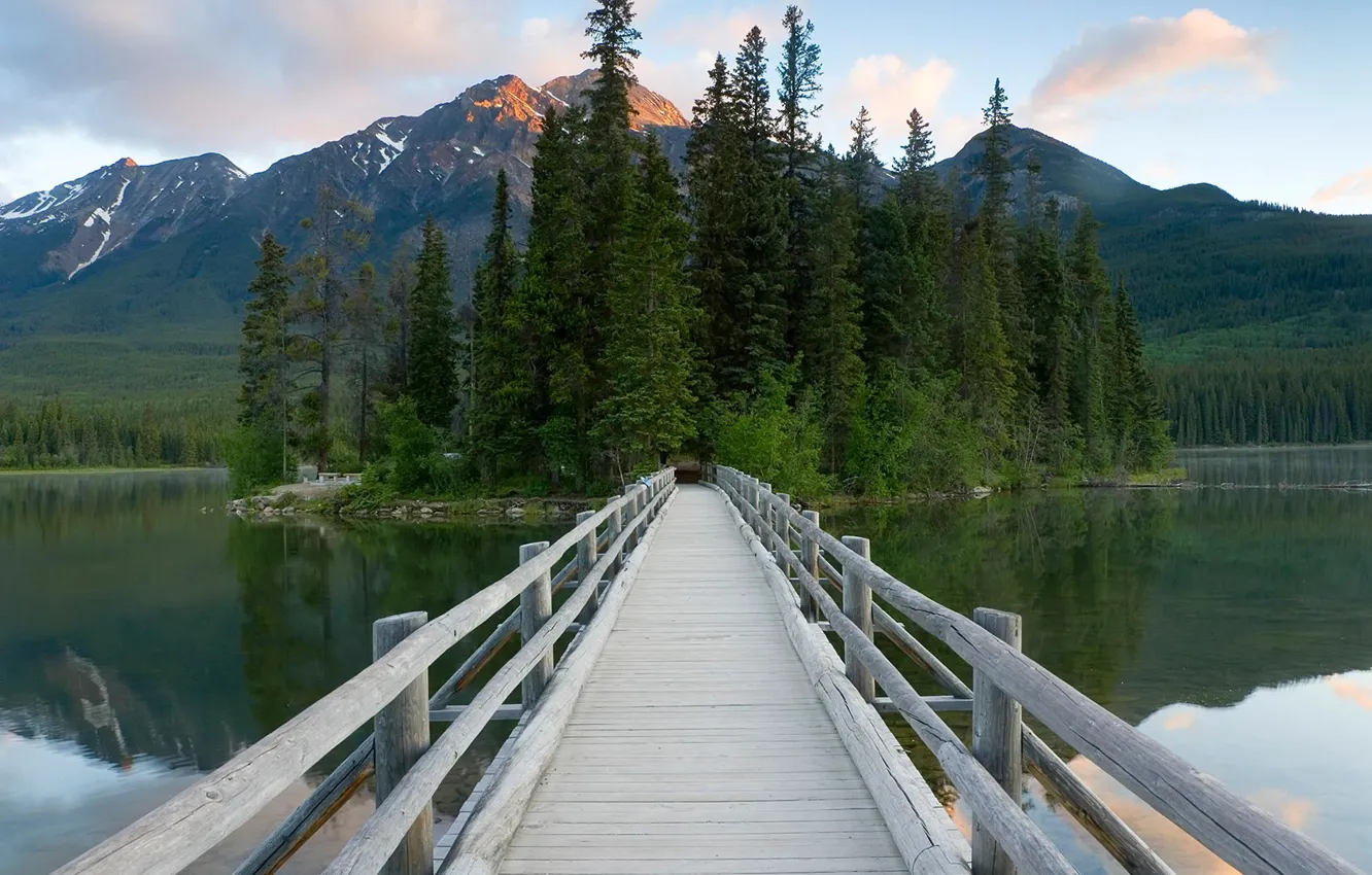Фото обои остров, Альберта, мостик, Национальный парк Джаспер, Пирамидальное озеро, Канад