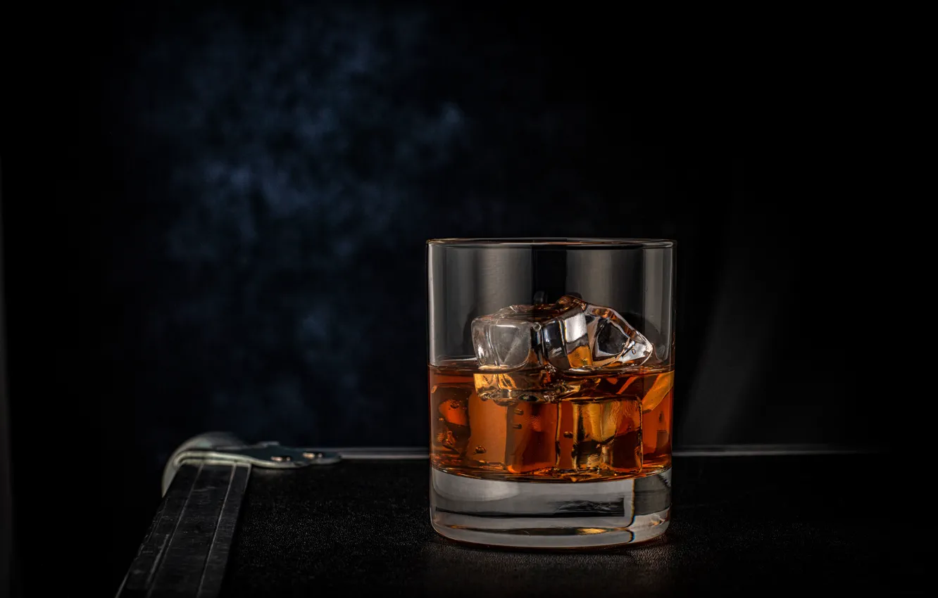 Фото обои стакан, лёд, виски, тёмный фон