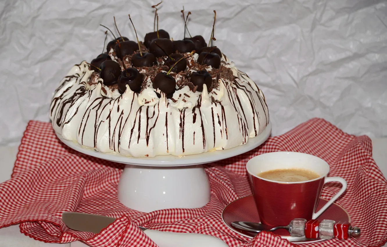 Фото обои вишня, стол, кофе, сладость, ложка, нож, чашка, торт