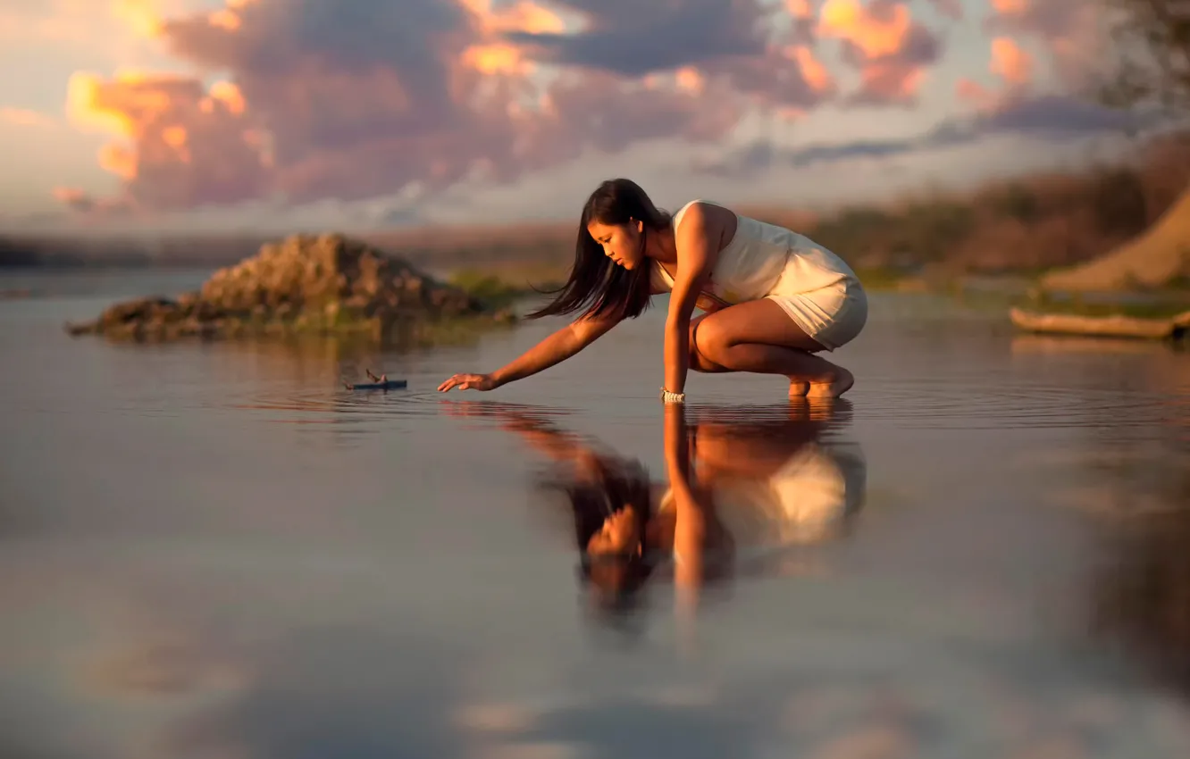 Фото обои вода, девушка, облака, отражение, рябь, восточная внешность