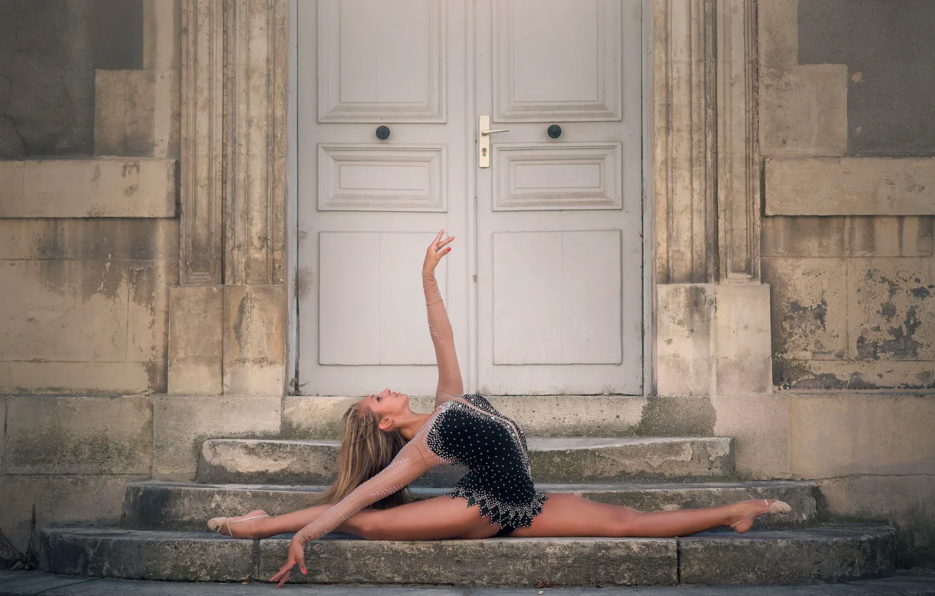 Фото обои ступеньки, шпагат, гимнастка, Océane Charoy