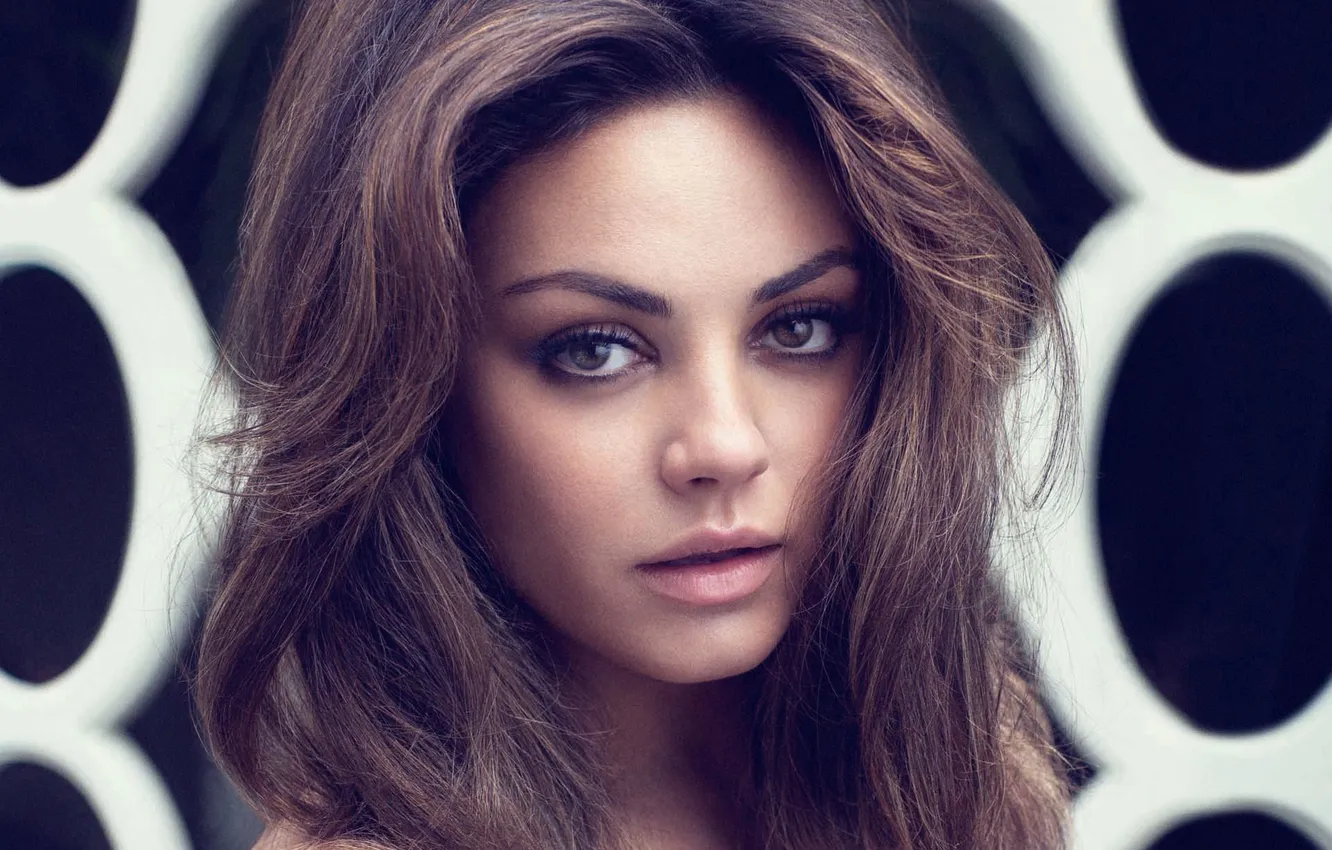 Фото обои взгляд, портрет, актриса, шатенка, красотка, Mila Kunis, Мила Кунис