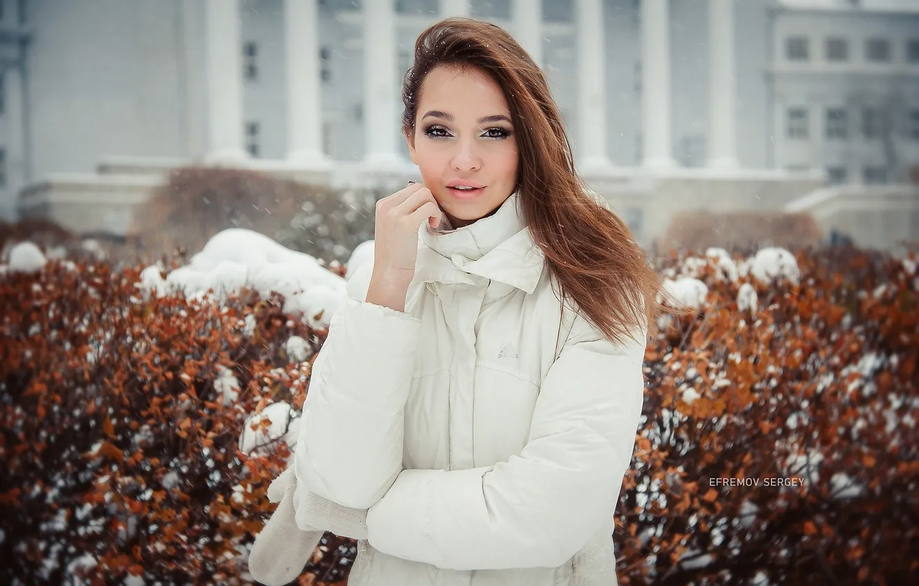 Фото обои зима, взгляд, снег, город, поза, модель, портрет, макияж