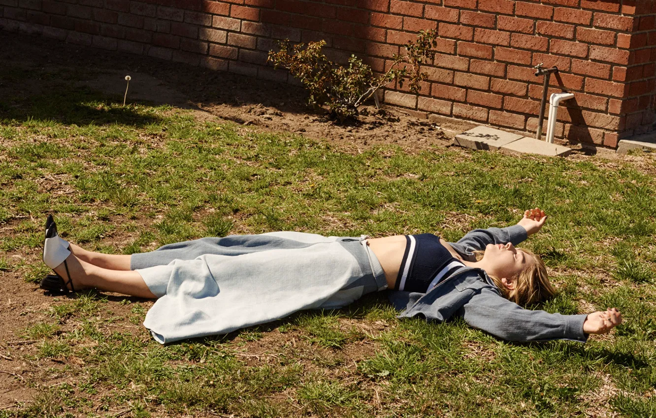 Фото обои лежит, на траве, Chloe Moretz, InStyle, Хлоя Моретц, во дворе, Tung Walsh