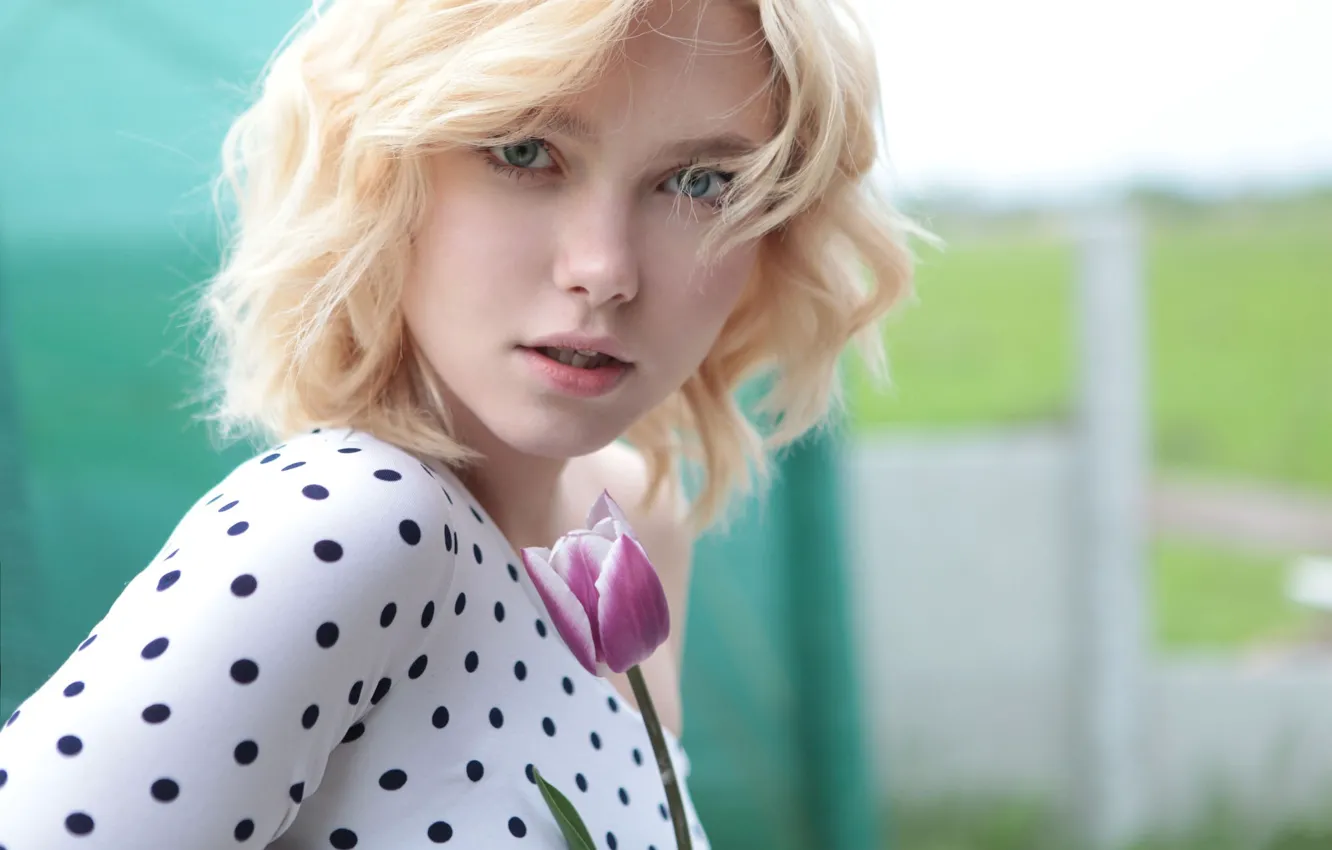 Фото обои girl, flower, photo, blue eyes, model, lips, blonde, portrait