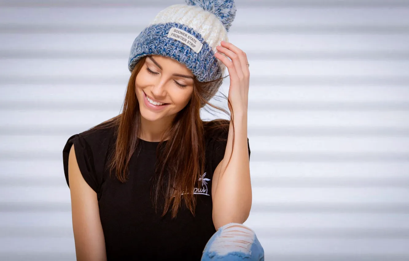 Фото обои face, hat, girl, pose, brunette, model, portrait, smile