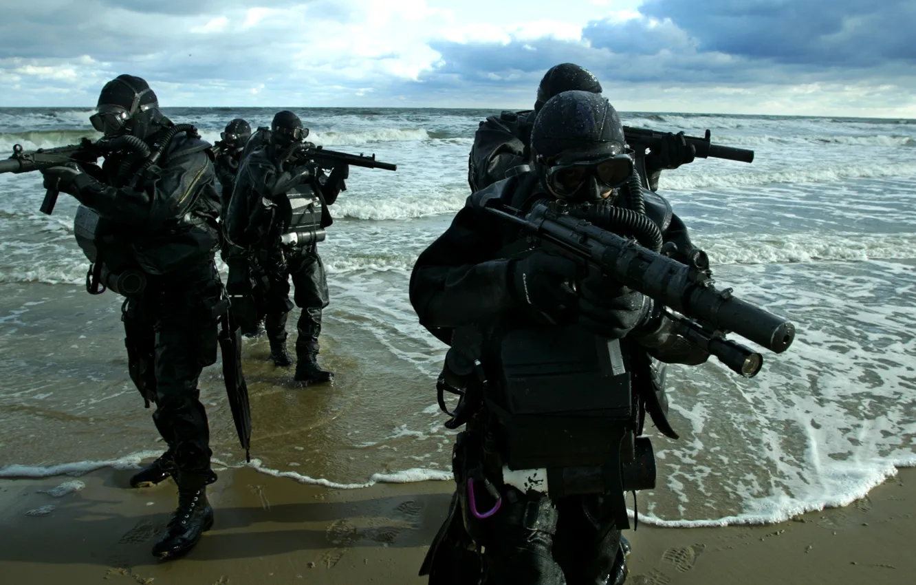 Фото обои море, берег, боевые, автоматы, Морской спецназ, пловцы