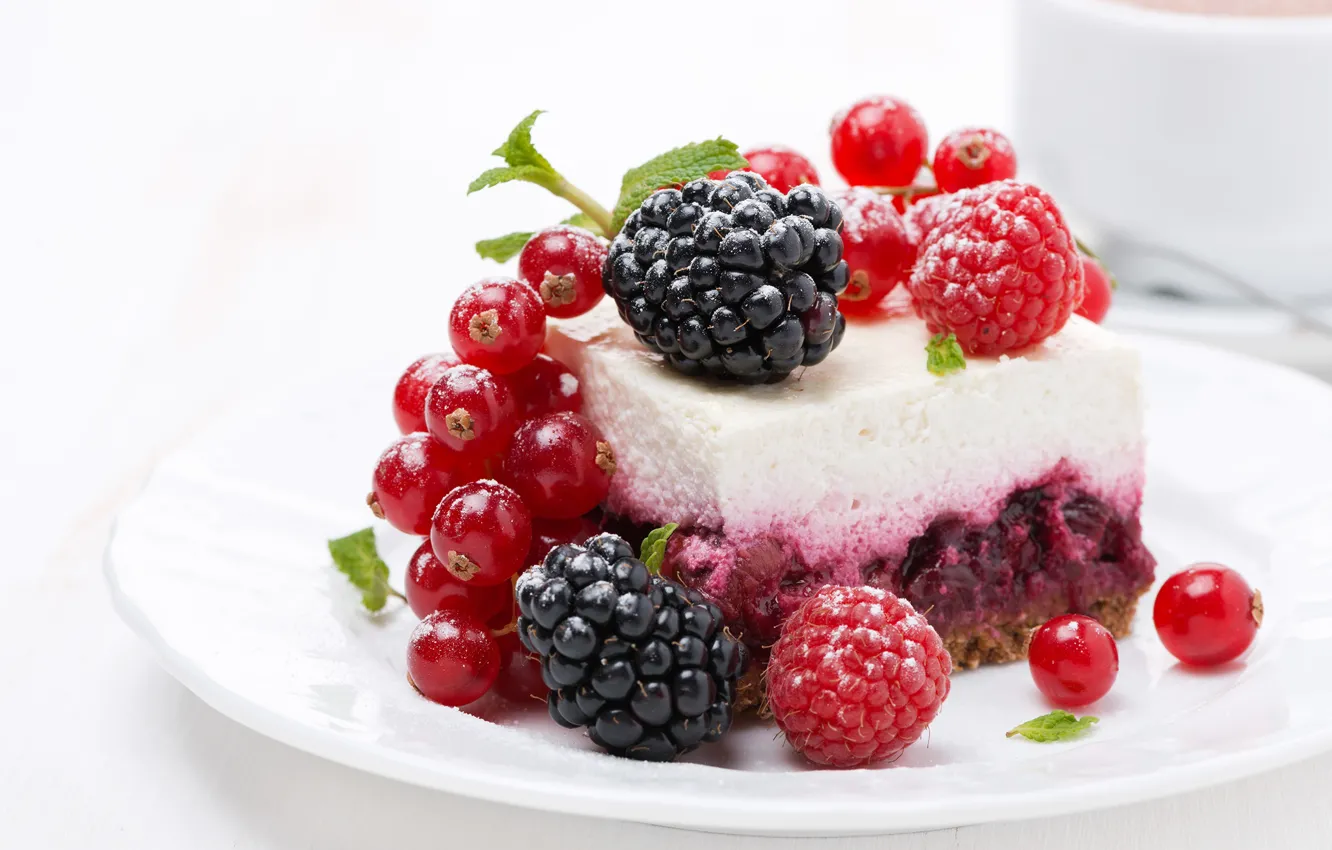 Фото обои ягоды, малина, пирожное, десерт, смородина, ежевика
