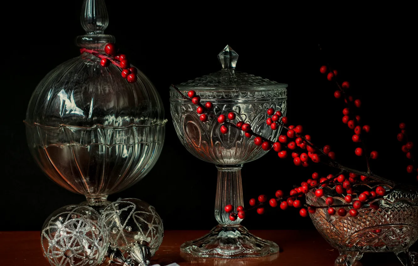 Фото обои стекло, ягоды, ветка, посуда, красные, черный фон, натюрморт, вазочки